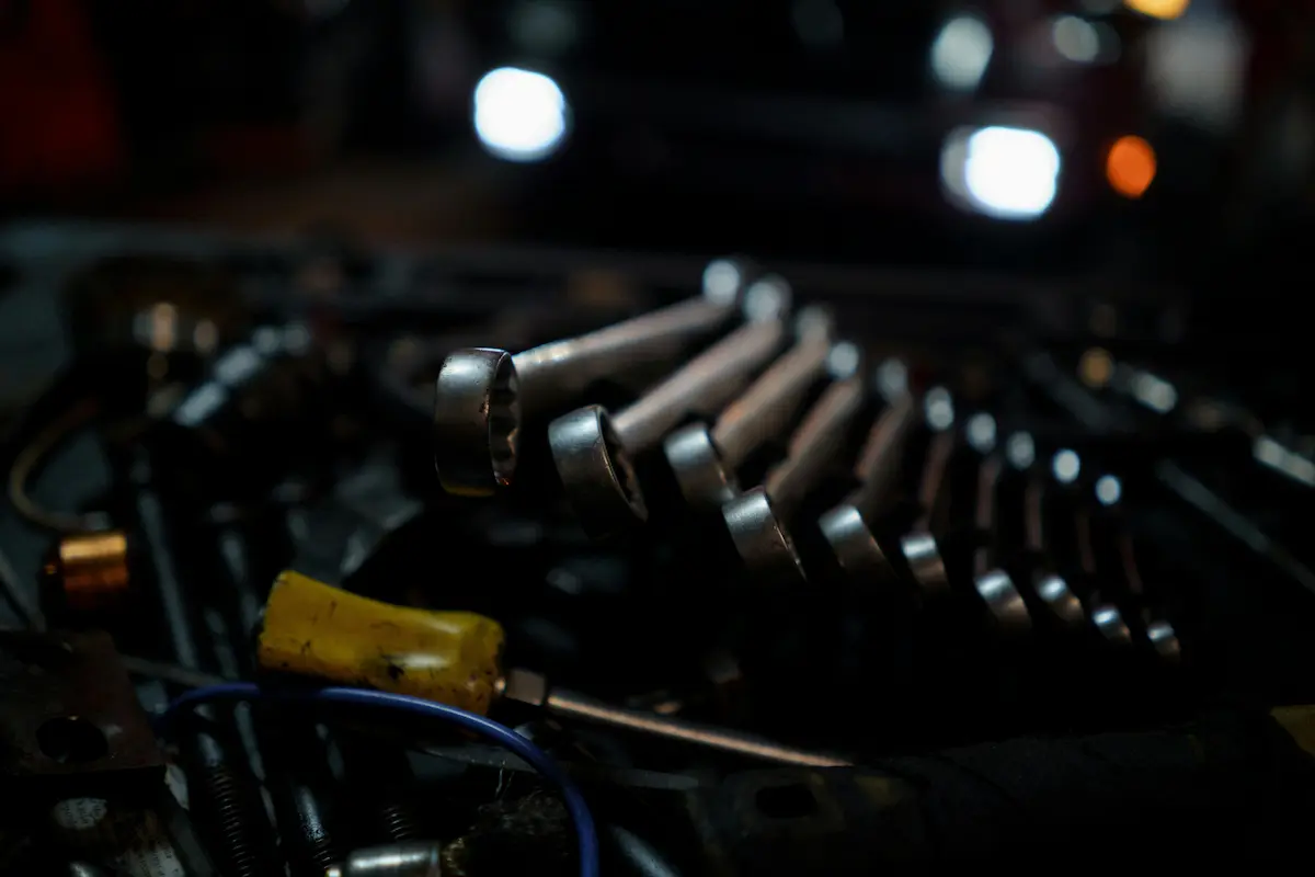 Mecánico trabajando en un motor